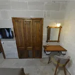 Otel Zuwinasa House *