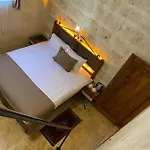 Otel Zuwinasa House