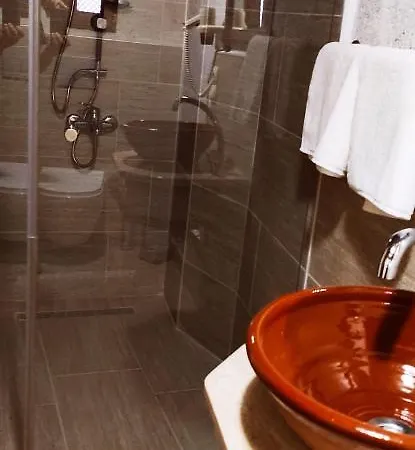 فندق Zuwinasa House *