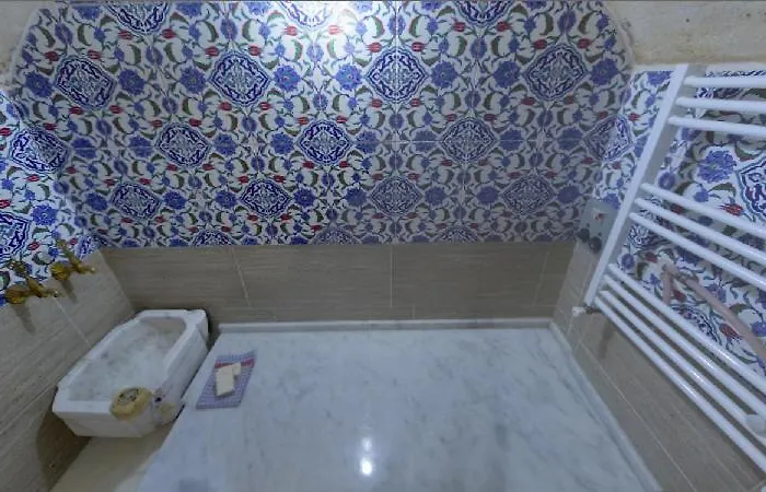 Otel Zuwinasa House *