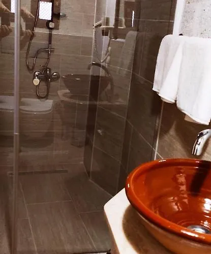 Otel Zuwinasa House *